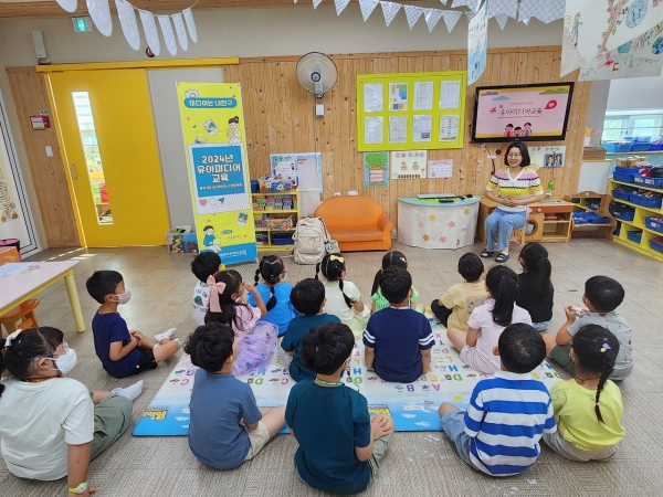 ▲슬기별어린이집에서 유아동을 대상으로 유아미디어 교육을 진행하고 있다.(사진제공=순천시)