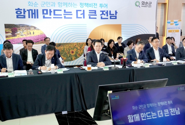 ▲김영록 전라남도지사가 24일 화순군청 대회의실에서 열린 ‘화순군 정책비전 투어’ 행사에서 인사말을 하고 있다.(사진제공=화순군)