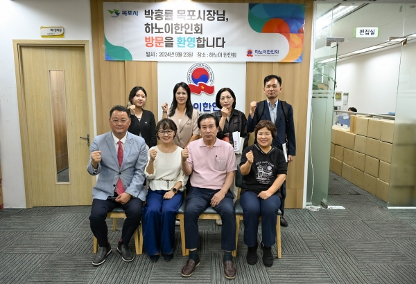 ▲목포시가 베트남에서 발로뛰는 관광 홍보 마케팅을 펼치는 가운데 베트남 하노이 한인회를 방문해 목포관광정책을 설명했다.(사진제공=목포시)