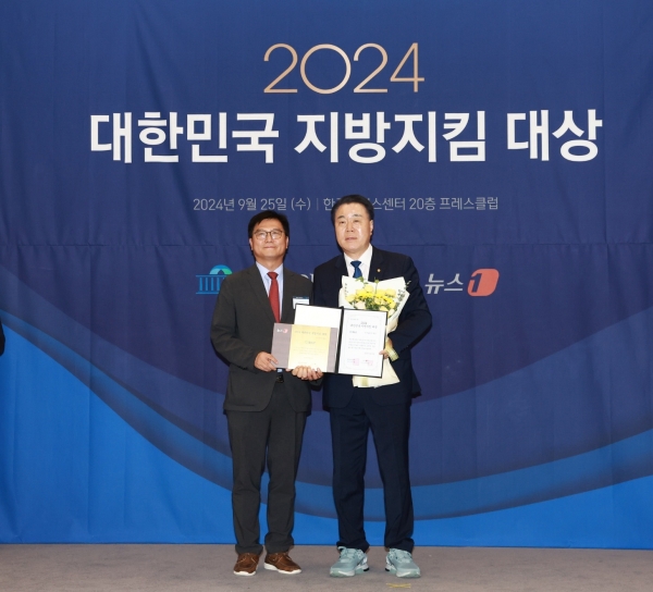 ▲구복규 화순군수(오른쪽)가 25일 열린 지방지킴 혁신대상 시상식에서 시상패를 받고 있다.(사진제공=화순군)