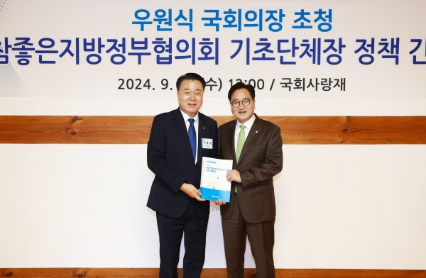 ▲구복규 화순군수는 25일 국회를 방문하여 우원식 국회의장과 신정훈 국회의원을 만나 25년도 지역 현안 사업을 설명하고, 국비 확보를 위한 정부 지원을 적극 요청했다.(사진제공=화순군)