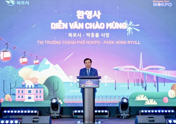▲박홍률 목포시장이 베트남 하노이 시 쉐라톤 호텔에서 열린 목포 관광설명회에서 환영사를 진행하고 있다.(사진제공=목포시)