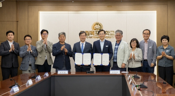▲영암군이 지난 25일 국립목포대학교와 대학 총장실에서 ‘지역민 문화 향유권 확대 업무협약’을 체결했다.(사진제공=영암군)