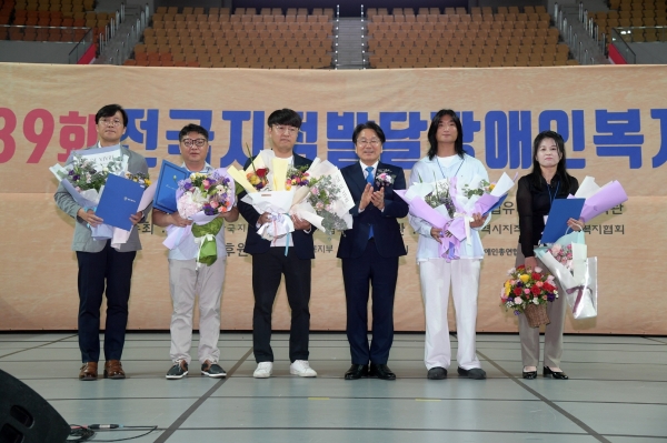 ▲강기정 광주광역시장이 26일 오전 광주여대시립유니버시아드 체육관에서 열린 제39회 전국지적발달 장애인복지대회에 참석해 유공자 표창을 한 후 기념촬영을 하고 있다.(사진제공=광주광역시)
