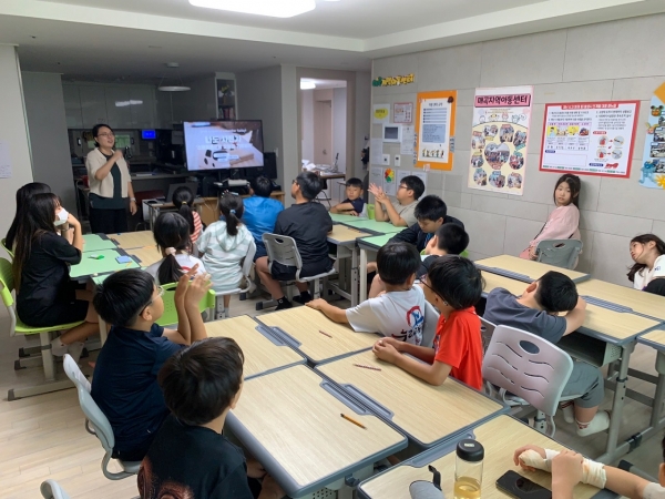 ▲지난 24일 매곡지역아동센터에서 아동과 청소년을 대상으로 진행된 사회적경제교실(사진제공=순천시)
