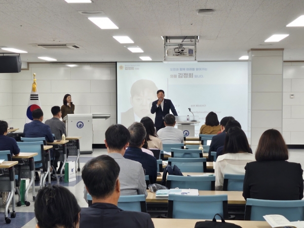 ▲김정희 교육위원장이 27일 제2회 전남교육종단연구 학술대회에 참석하여 축사를 하고 있다.(사진제공=전라남도의회)