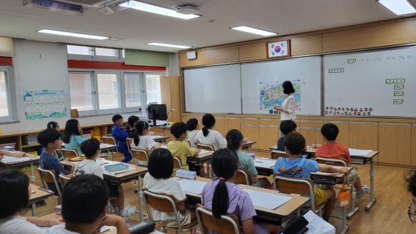 ▲학생 주도성 키움 수업을 연구․실천하고 있는 교사가 공개 수업을 진행하고 있다.(사진제공=전라남도교육청)
