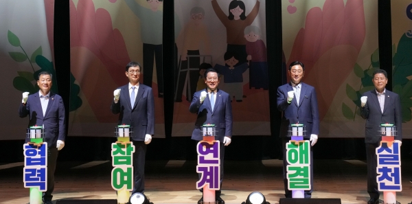 ▲김영록 전라남도지사가 30일 장성문화예술회관에서 열린 ‘제25회 사회복지의 날 기념식’에 참석해 “OK! NOW 전남, 복지공동체”라는 주제로 참석자들과 비전 선포를 하고 있다.(사진제공=전라남도)