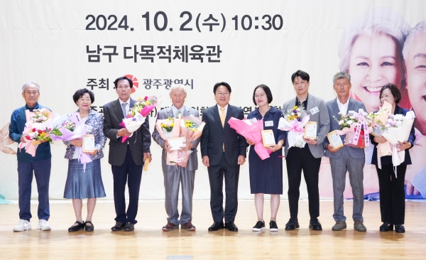 ▲강기정 광주광역시장이 2일 오전 남구 다목적체육관에서 열린 '제28회 노인의 날 기념식'에 참석해 기념사를 하고 있다.(사진제공=광주광역시)
