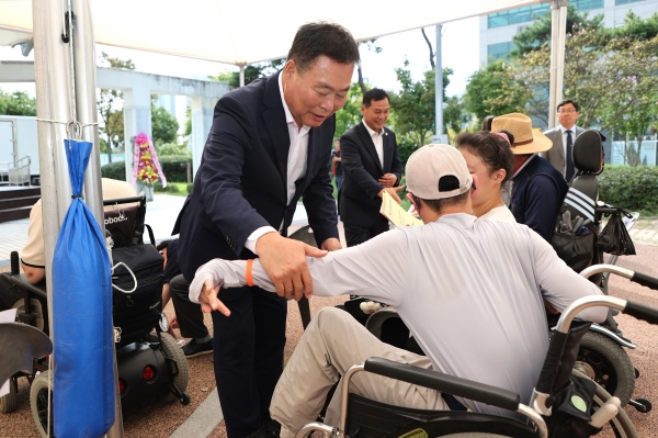 ▲제3회 무안마을장애인인권영화제를 방문한 김산 무안군수(사진제공=무안군)