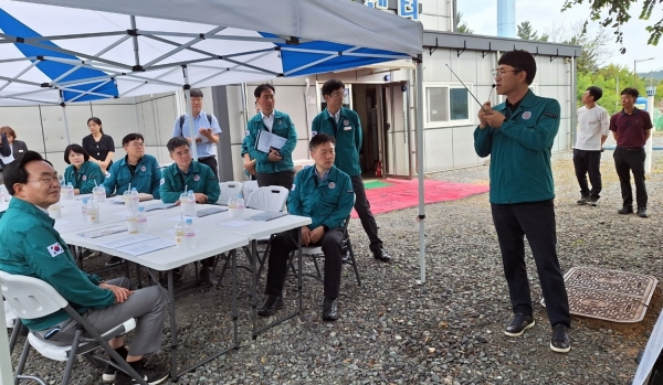 ▲박범수 농림축산식품부 차관이 최근 나주를 방문해 윤병태 나주시장과 고병원성 조류인플루엔자(AI) 특별방역대책 돌입에 따른 방역 현황을 점검했다. (사진제공=나주시)