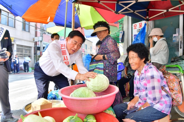 ▲지난 추석 황룡전통시장을 찾은 김한종 장성군수(사진제공=장성군)