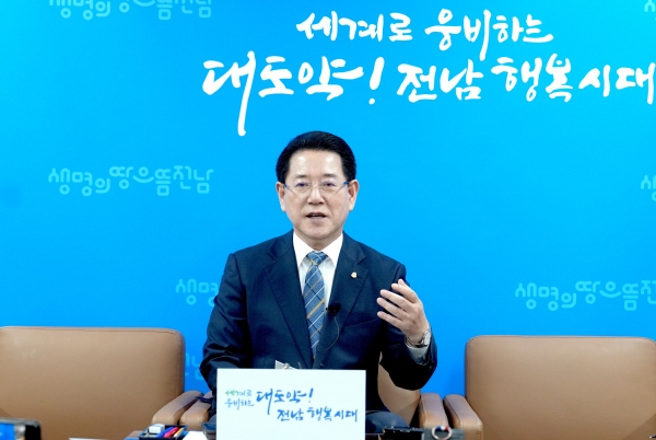 ▲김영록 전라남도지사가 7일 오후 도청 기자실에서 기자간담회를 열어 벼멸구 피해 재해인정 환영, 특별재난지역 선포 건의, 전라남도 국립의과대학 설립, 광주 민간·군공항 통합 이전 등 주요 현안을 브리핑하고 있다.(사진제공=전라남도)