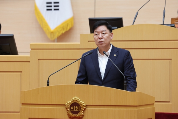 ▲김정희 교육위원장이 10월 8일 제385회 임시회 제1차 본회의에서 「특수지근무수당 지급 대상지역 등급조정 전면 재검토 촉구 건의안」을 제안설명 하고 있다.(사진제공=전라남도의회)