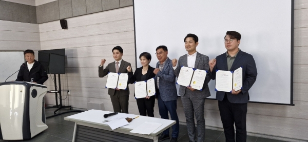 ▲KFME 순천시 소상공인연합회는 8일 오후 2024년도 10월 이사회를 개최한 가운데 이현택·주치훈·이대진·정문조 신임이사들에게 임명장을 수여하고 기념촬영했다.(사진=이기장 기자)