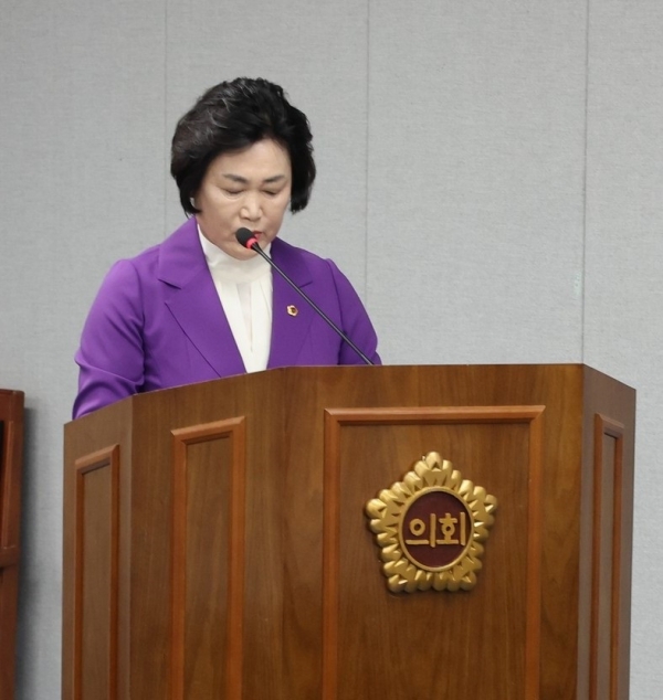 ▲전라남도의회 최미숙 의원이 지난 8일 보건복지환경위원회에서 ‘전라남도 유해야생동물에 의한 인명 및 농작물 등 피해예방과 보상에 관한 조례 일부개정조례안’에 대해 제안설명을 하고 있다.[사진=전남도의회]