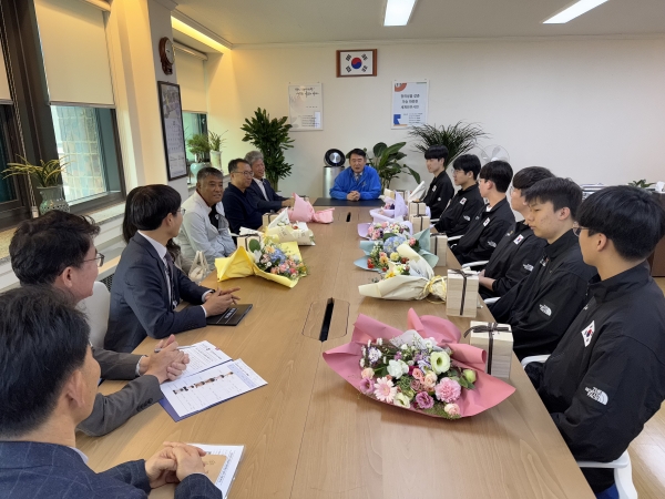▲이정선 광주교육감이 메달 수상자와 관계자를 격려하고 있다.(사진제공=광주광역시교육청)