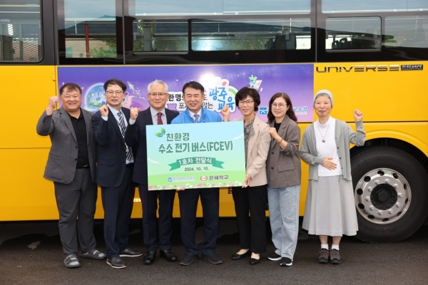 ▲새로 도입된 친환경 수소차량에서 기념촬영 모습(사진제공=광주광역시교육청)
