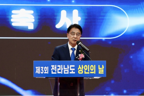 ▲김태균 전남도의장은 10일 목포 실내체육관에서 개최된 ‘제3회 전통시장 상인의 날 행사’에 참석했다.(사진제공=전라남도의회)