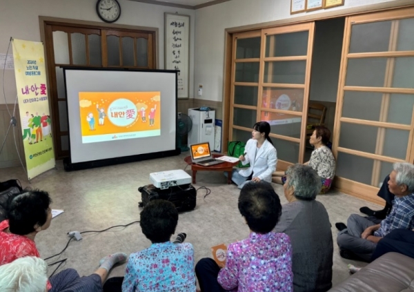 ▲노인 자살예방프로그램 ‘내·안·애(愛)’프로그램 운영 모습(사진제공=무안군)