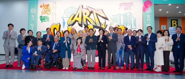 ▲강기정 광주광역시장이 10일 오후 서구 김대중컨벤션센터에서 열린 '제15회 광주국제미술전람회(아트광주24) 개막식'에 참석해 내빈들과 퍼포먼스를 한 뒤 박수를 치고 있다./광주광역시 제공