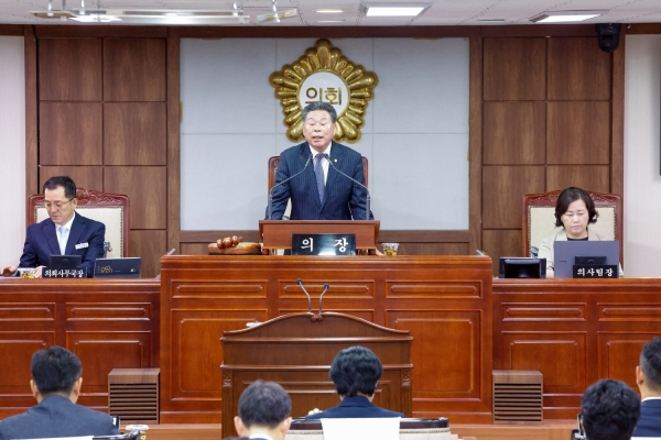 ▲순천시의회(좌측부터 의회사무국장, 강형구 의장, 의사팀장)(사진제공=순천시의회)