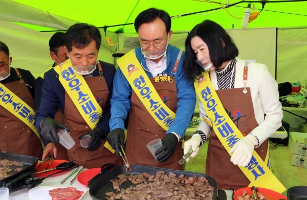 ▲윤병태 나주시장이 지난 10일 2024나주영산강축제 나주농업페스타 한우 시식 행사에 참여해 직접 고기를 구워 관광객과 함께 나누고 있다. (사진제공=나주시)