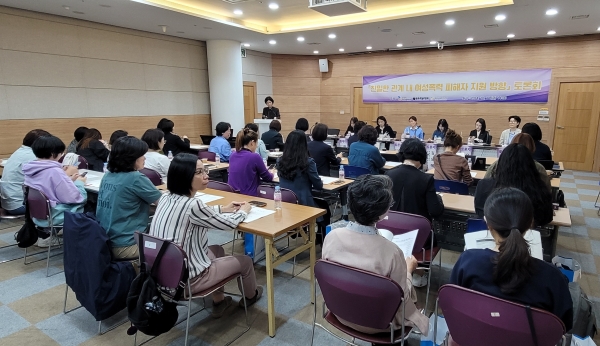 ▲광주광역시의회 정다은 의원은 11일 ‘친밀한 관계내 여성폭력 피해자 지원 방향 토론회’에 토론자로 참석해 여성폭력 피해자 현행지원제도와 문제점에 대해 설명했다.(사진제공=광주광역시의회)