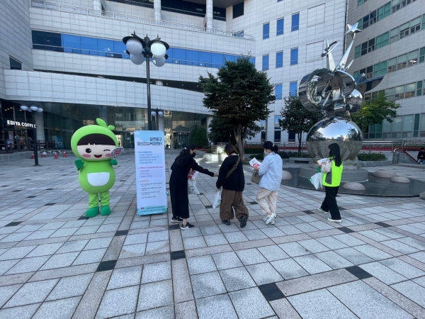 지난 10일 서남동 일대에서 직장인을 대상으로 ‘정신건강 및 자살예방 홍보 캠페인’을 실시했다