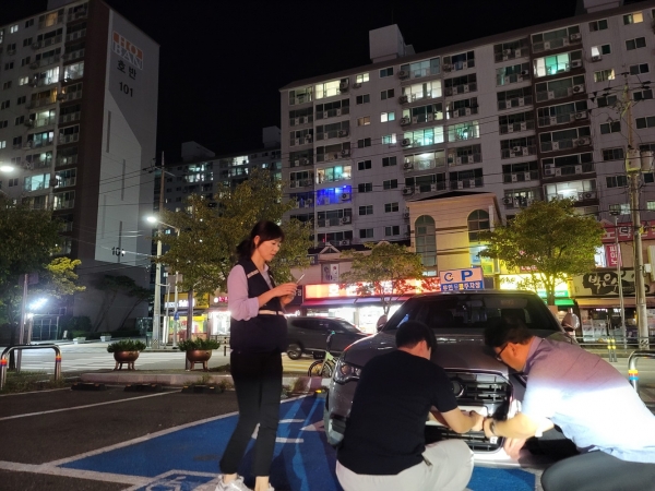 ▲광양시는 고액의 지방세를 체납하고 있으면서도 번호판 영치를 피하려 자동차세만을 납부하고 있는 ‘꼼수 체납자’를 적발하기 위해 지난 3주 동안 자동차세 및 차량 과태료를 체납한 차량을 대상으로 주간·야간 일제 단속을 펼쳤다.(사진제공=광양시)