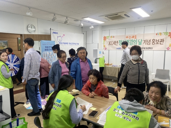 ▲진도군 보건소 정신건강복지센터는 정신건강의 날(10. 10.)을 맞아 홍보관을 운영했다.(사진제공=진도군)