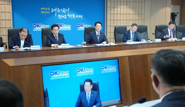 ▲14일 오전 전라남도 동부청사에서 김영록 전라남도지사가 실국장 정책회의를 주재하고 있다.(사진제공=전라남도)