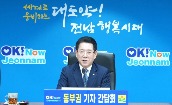 ▲김영록 전라남도지사가 14일 전라남도 동부청사에서 기자간담회를 갖고 도정 주요 현안에 대해 브리핑하고 있다.(사진제공=전라남도)