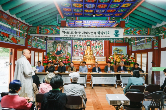 ▲순천 향림사에서 ‘제6회 순천야생차문화산업축전’가 열린 가운데 학술대회가 진행되고 있다(사진제공=향림사)