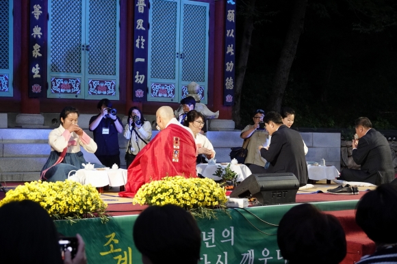 ▲순천 향림사에서 ‘제6회 순천야생차문화산업축전’에서 원일 향림사 주지스님과 중국 관계자 등이 우리나라의 전통 다례를 올리고 있다.(사진제공=향림사)