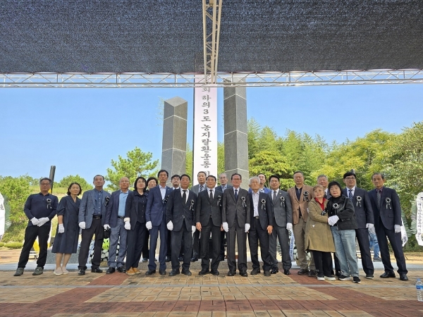 ▲제16회 하의3도농지탈환운동 희생자 위령제가 지난 11일 하의면 하의3도농민운동기념관에서 열렸다.(사진제공=신안군)