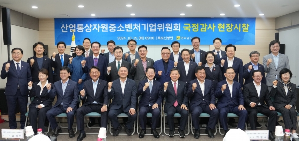▲김영록 전라남도지사가 15일 목포신항 배후부지에서 열린 국회 산업통상자원중소벤처기업위원회 국정감사 현장시찰 설명회에서 이철규 위원장 등 의원들과 기념촬영을 하고 있다.(사진제공=전라남도)