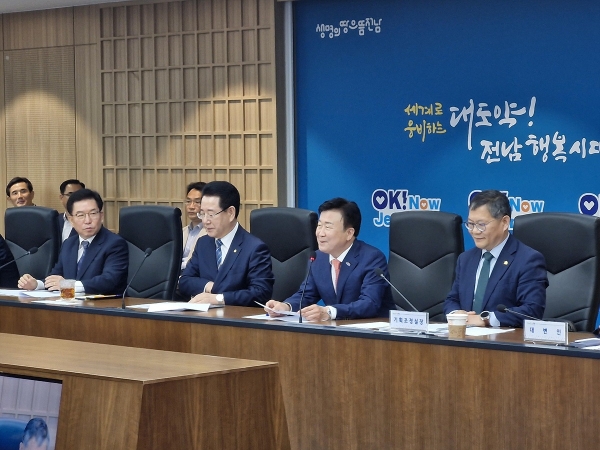 ▲정기명 여수시장이 지난 14일 전남도청 동부청사에서 열린 ‘동부권 정책회의 및 기자간담회’에 참석, 김영록 전라남도지사에게 섬박람회 도비 추가지원을 건의했다.(사진제공=여수시)