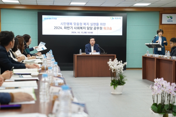 ▲박홍률 목포시장이 사회복지 담당 공무원들에게 격려의 말을 전하고 있다.(사진제공=목포시)