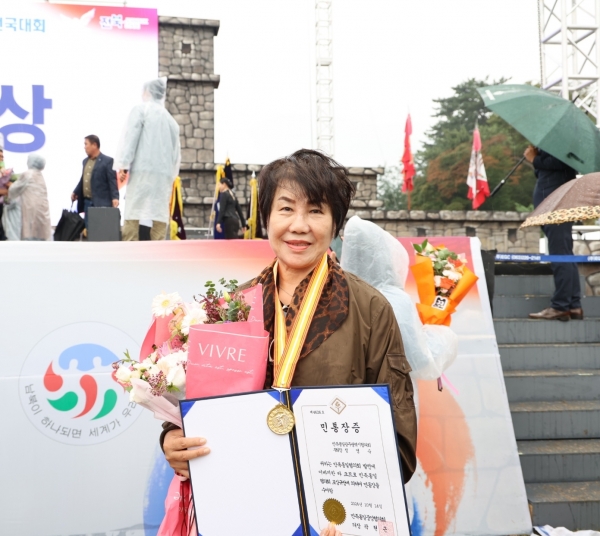 ▲민족통일광주광역시협의회 정영숙 부회장이 창설 43주년 기념 민족통일 전국대회에서 민족의 염원인 통일을 위해 앞장선 공로을 인정받아 통일부장관 표창장을 수상했다(사진제공=민족통일광주광역시협의회)