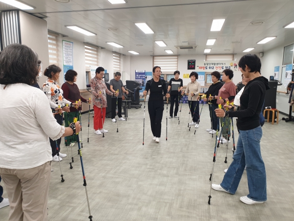 ▲노르딕 워킹 프로그램 운영(사진제공=곡성군)
