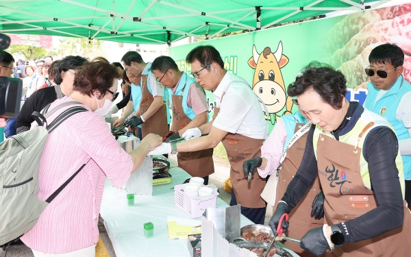 ▲함평군은 16일 오는 18일부터 11월 3일까지 개최되는 대한민국 국향대전 축제장에서 한우 소비촉진행사를 진행한다.(사진제공=함평군)