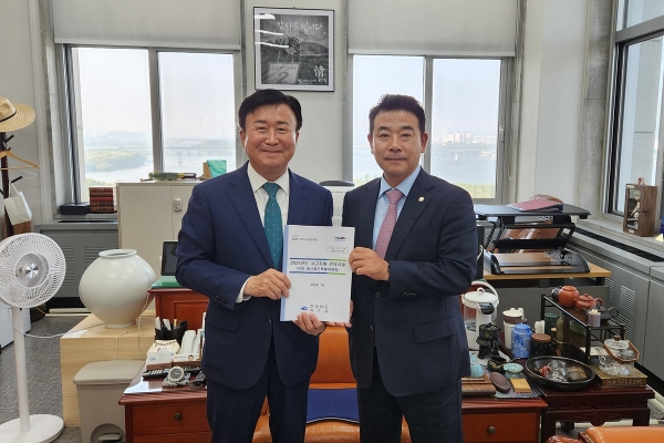 ▲정기명 여수시장이 박정 예산결산특별위원회 위원장을 만나 주요 현안 사업의 필요성과 당위성을 설명했다.(사진제공=여수시)
