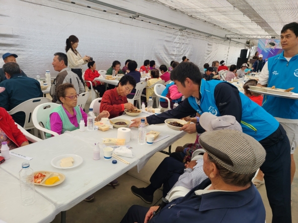 ▲담양군 금성면은 지난 16일 금성농협 육묘장에서 사랑의 짜장면 나눔 봉사활동 행사를 열었다.(사진제공=담양군)