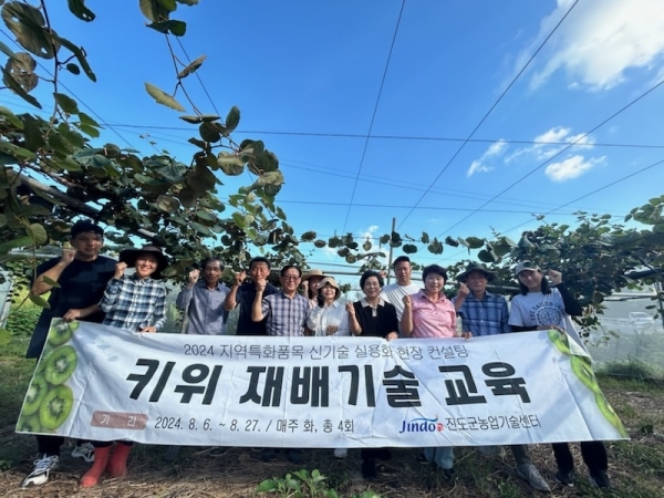 ▲진도군농업기술센터는 삼색키위연구회를 대상으로 이론 교육과 현장 교육(전문 상담)을 진행했다.(사진제공=진도군)