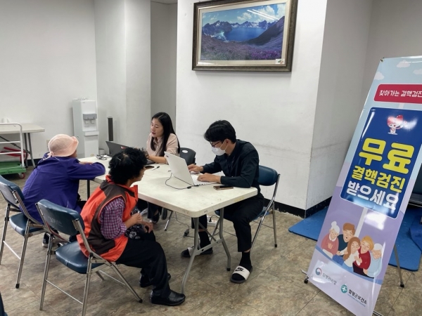 ▲함평군보건소가 지난 16일 대동면 노인일자리 참여자 80여 명을 대상으로 ‘찾아가는 결핵검진’을 실시했다.(사진제공=함평군)