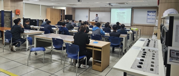 ▲전남교육청 소속 학교 시설관리 직원들이 실무능력 향상과정 연수를 받고 있다.(사진제공=전라남도교육청)