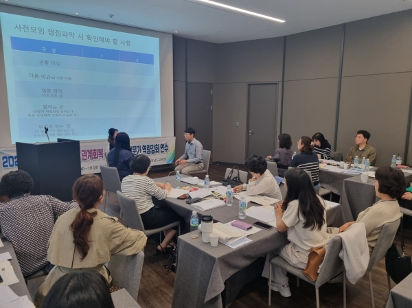 ▲‘학교폭력 관계회복·분쟁조정 전문가 역량강화’연수에서 학교폭력 갈등 상황을 가정한 실습이 이뤄지고 있다.(사진제공=전라남도교육청)