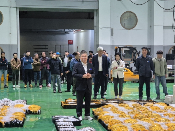 ▲장세일 영광군수는 지난 20일 영광 법성포 소재 영광군수협 위판장을 찾아 어업인과 소통하고 현장 관계자들을 격려했다.(사진제공=영광군)