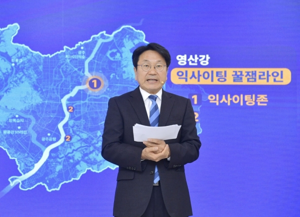 ▲강기정 광주광역시장이 지난해 10월 26일 시청 소회의실에서 ‘영산강 100리길, Y프로젝트’ 대시민 발표를 하고 있다.(사진제공=광주광역시)